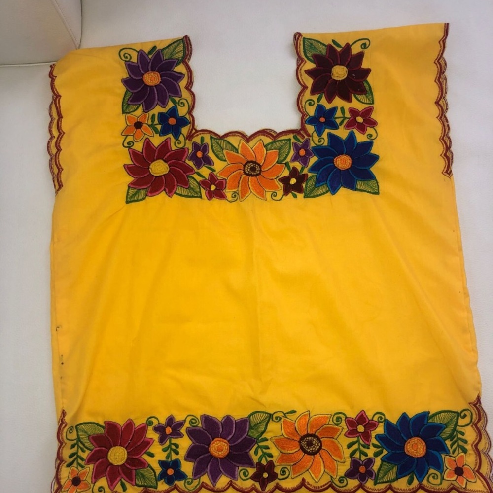 Traditional Mexican Embroidered blouse/ Blusa tradicional Mexicana bordada